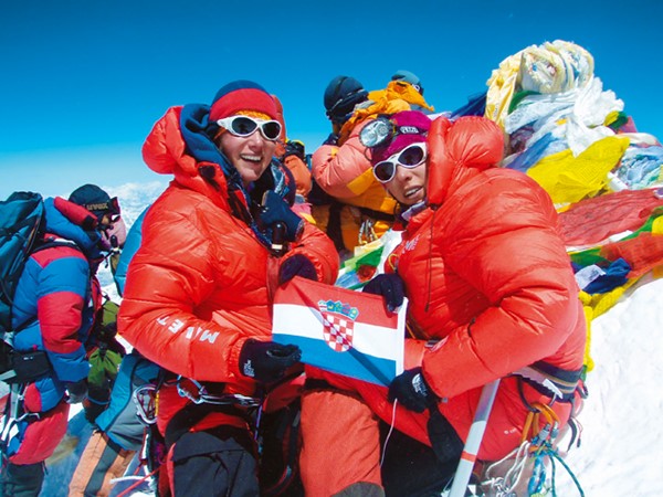 Hrvatska ženska alpinistička ekspedicija Everest 2009. - sestre Darija i Iris Bostjančić na najvišem vrhu svijeta 19. 5. 2009.